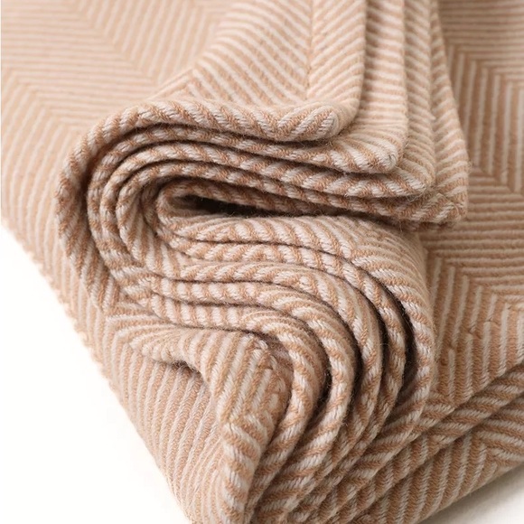 100% Wool Tan and Ivory Soft Herringbone Throw Blanket 53"x69" - Picture 4 of 13